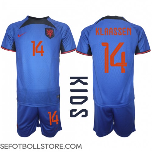 Nederländerna Davy Klaassen #14 Replika babykläder Bortaställ Barn VM 2022 Kortärmad (+ korta byxor)